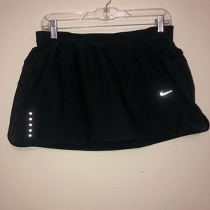 LIKE NEW Nike tennis skirt w/ built in shorts
